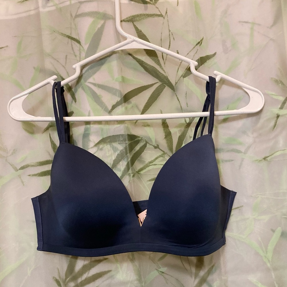 Victoria’s Secret wireless/wire-free padded bra 34 DD (34 E)